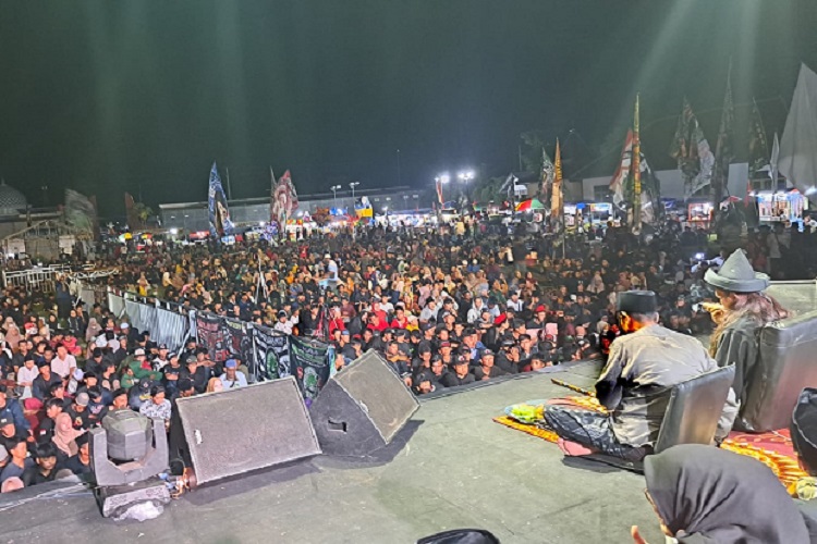 Sholawat Kebangsaan Menjemput Ganjaran dan Keberkahan untuk Ganjar Pranowo-Mahfud MD Bersama KH Muhammad Ali Shodiqin digelar di Lapangan Sepakbola Desa Pucung Lor Kecamatan Ngantru Kabupaten Tulungagung. SP/ CAN