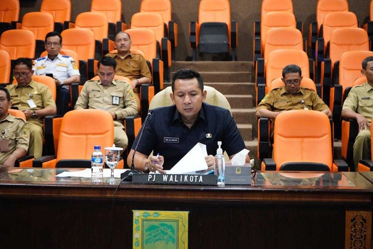 PJ. Wali Kota Mojokerto Moh. Ali Kuncoro mengikuti rapat koordinasi pengendalian inflasi yang rutin digelar Kementerian Dalam Negeri (Kemendagri) melalui zoom di Ruang Command Center, Balai Kota Mojokerto. SP/ DWI