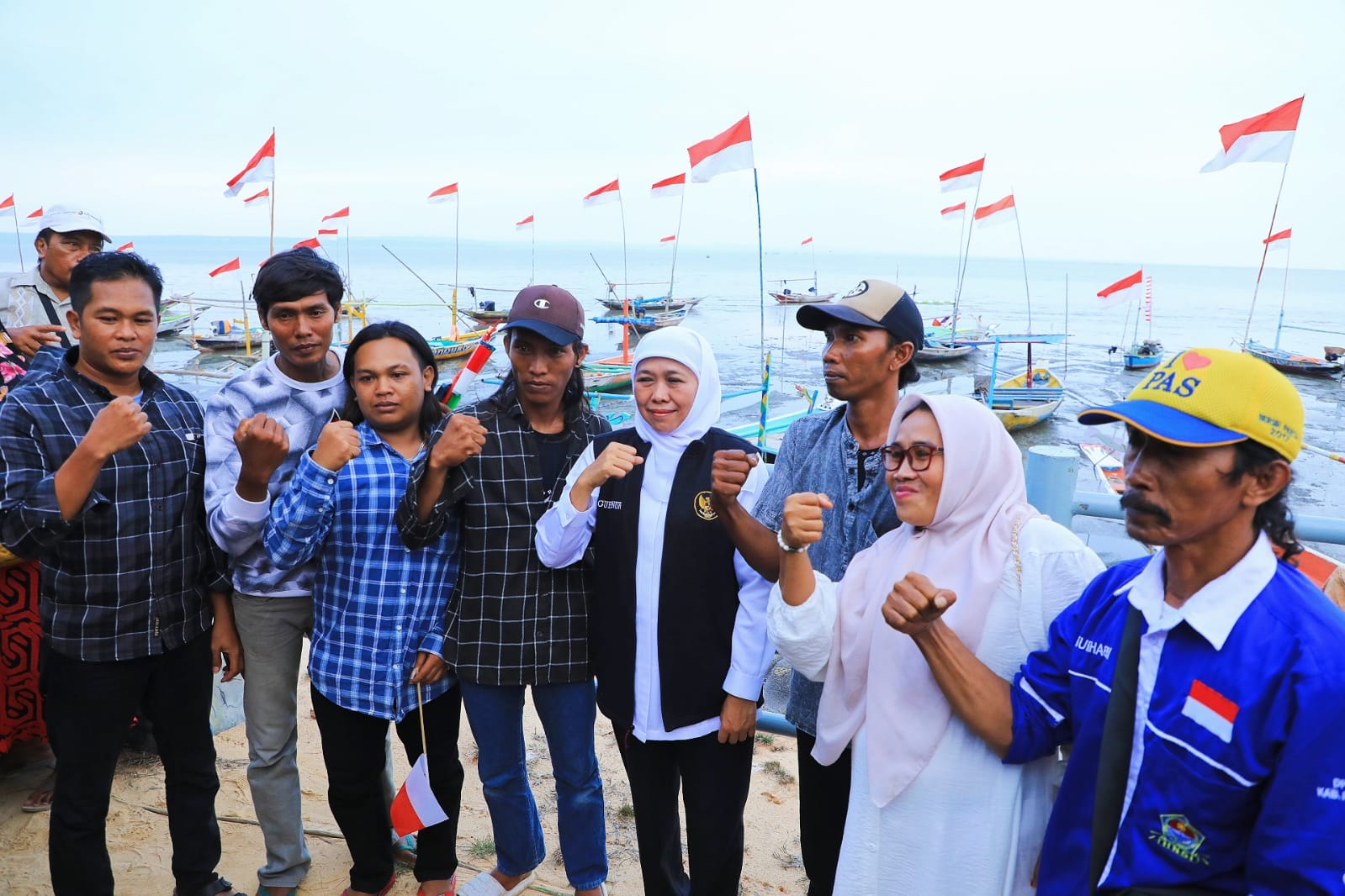 Gubernur Jatim Khofifah Indar Parawansa menyapa nelayan dalam peringatan Hari Nusantara ke-24 tahun 2023 di Taman Hiburan Pantai Kenjeran, Surabaya, Senin (11/12/2023). 