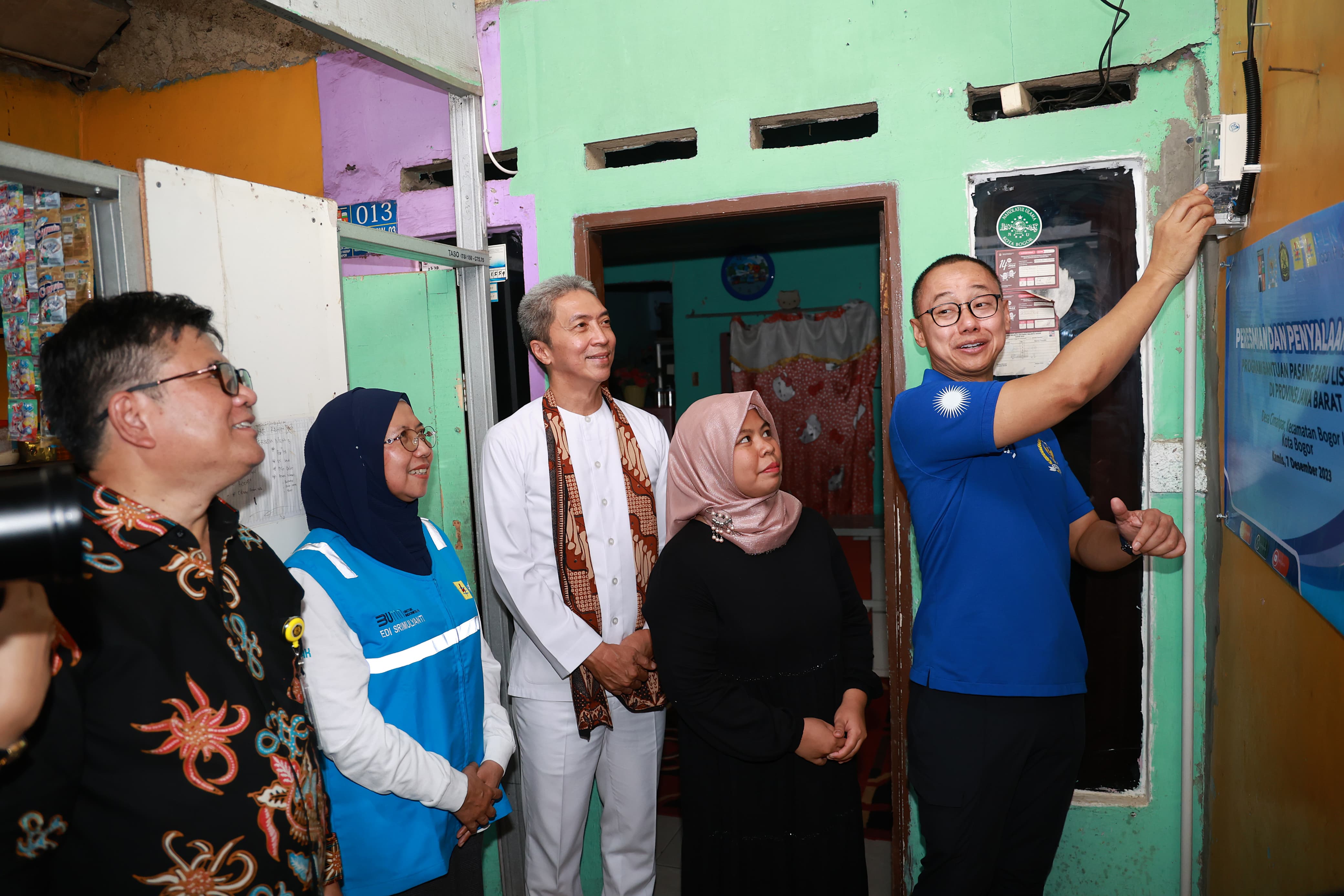 Wakil Ketua Komisi VII DPR RI Eddy Soeparno (kanan) saat melakukan penyalaan listrik pada program BPBL di Desa Cimahpar, Kecamatan Bogor Utara, Kota Bogor, Kamis (7/12/2023). Foto/Humas PLN