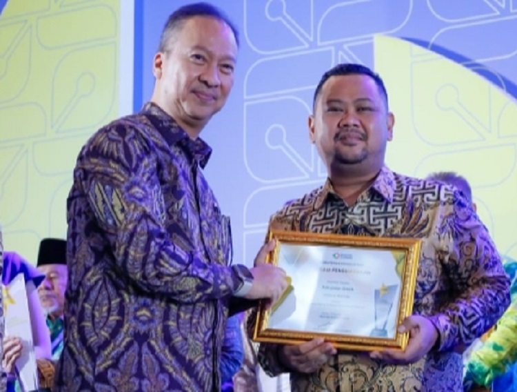 Bupati Gresik Fandi Akhmad Yani saat menerima penghargaan dari Menteri Perindustrian Agus Gumiwang di Jakarta. SP/ GRS