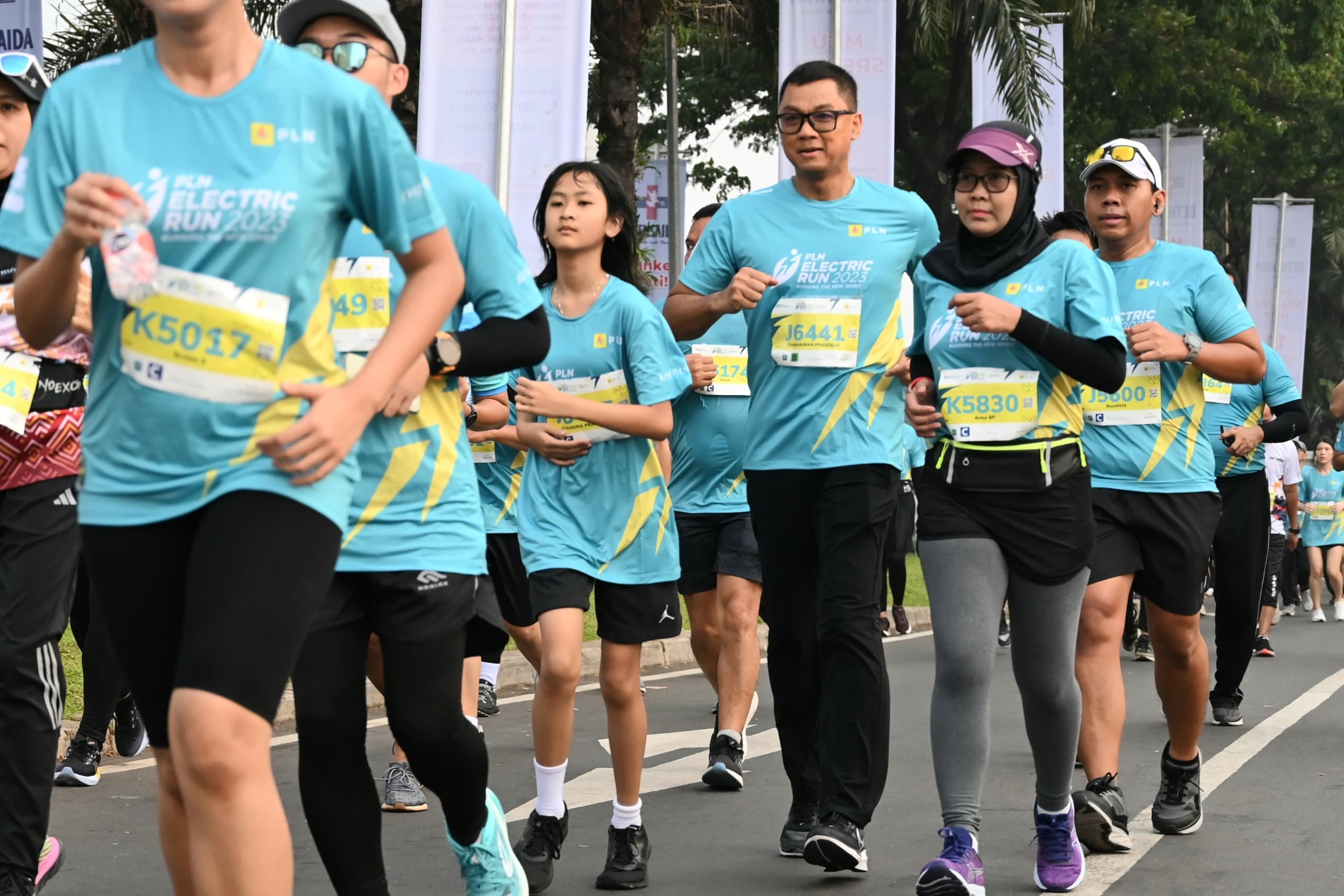 Direktur Utama PLN Darmawan Prasodjo ikut berlari dalam ajang PLN Electric Run 2023 kategori 5 kilometer yang digelar di Scientia Square Park, Serpong, Tangerang pada Minggu (10/12/2023). Foto/Humas PLN