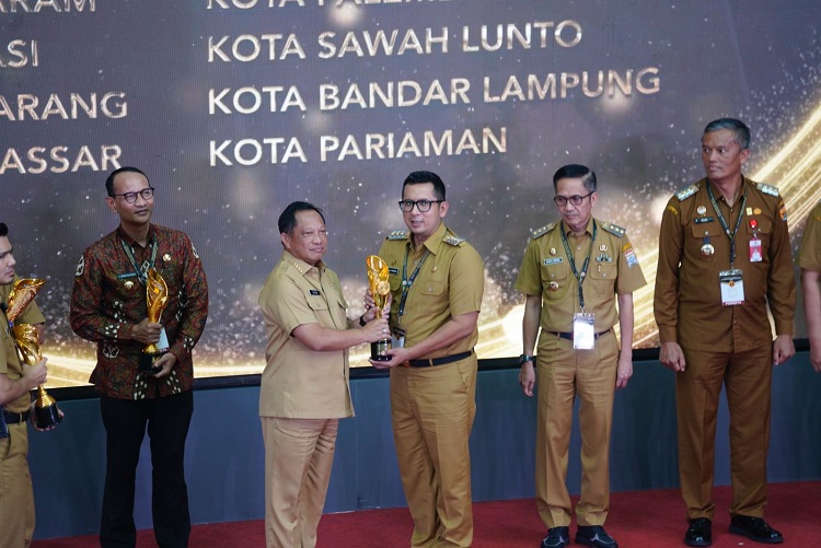 Pj Wali Kota Mojokerto Moh Ali Kuncoro saat menerima Penghargaan Kota Terinovatif pada IGA 2023. SP/ DWI