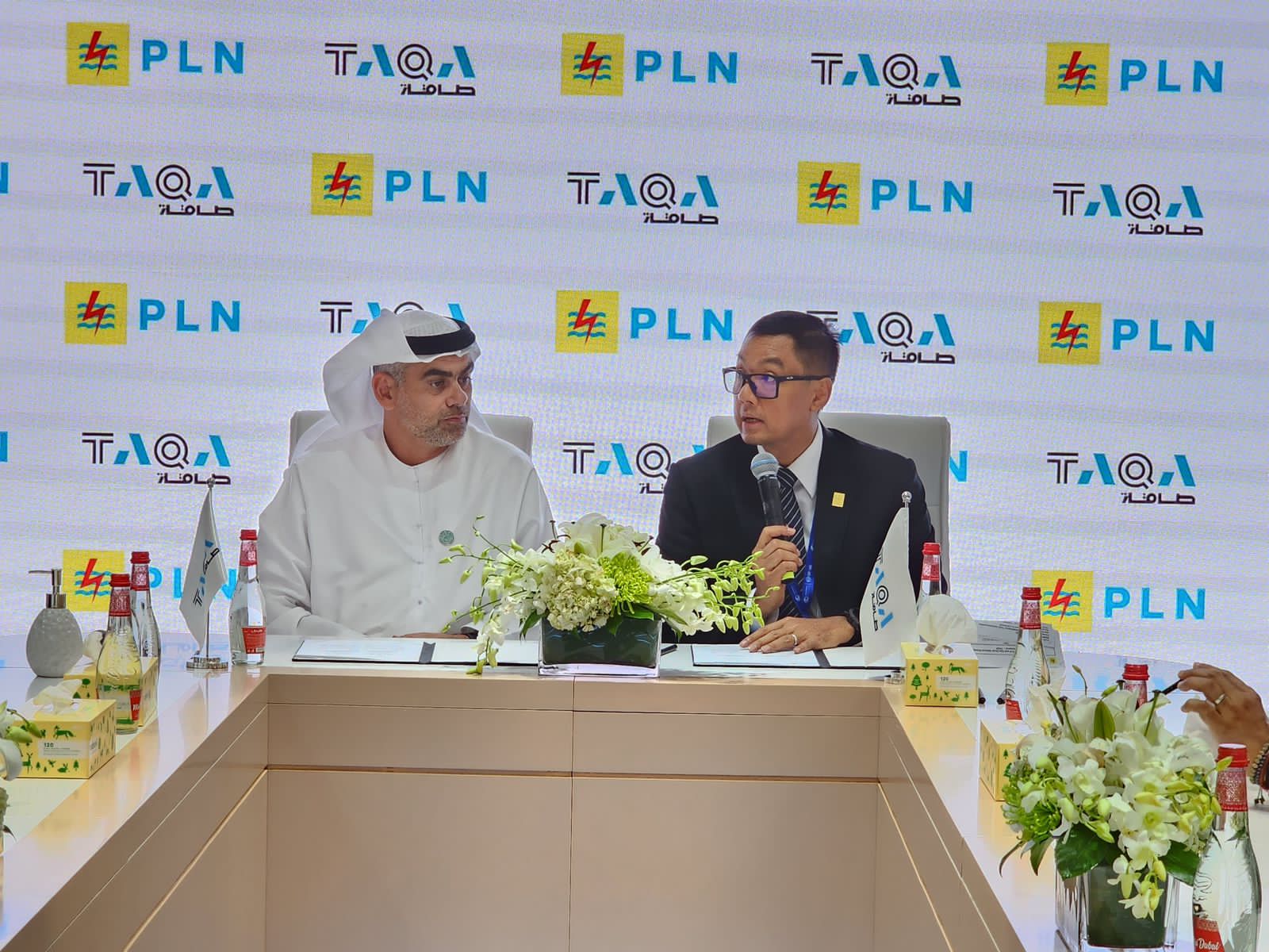 Direktur Utama PLN Darmawan Prasodjo (kanan) saat memberikan sambutannya didampingi oleh TAQA’s Group CEO and Managing Director Jasim Husain Thabet (kiri) dalam penandatanganan MoU kerja sama antara PLN dan TAQA di sela agenda COP28 di Dubai, Uni Emirat A