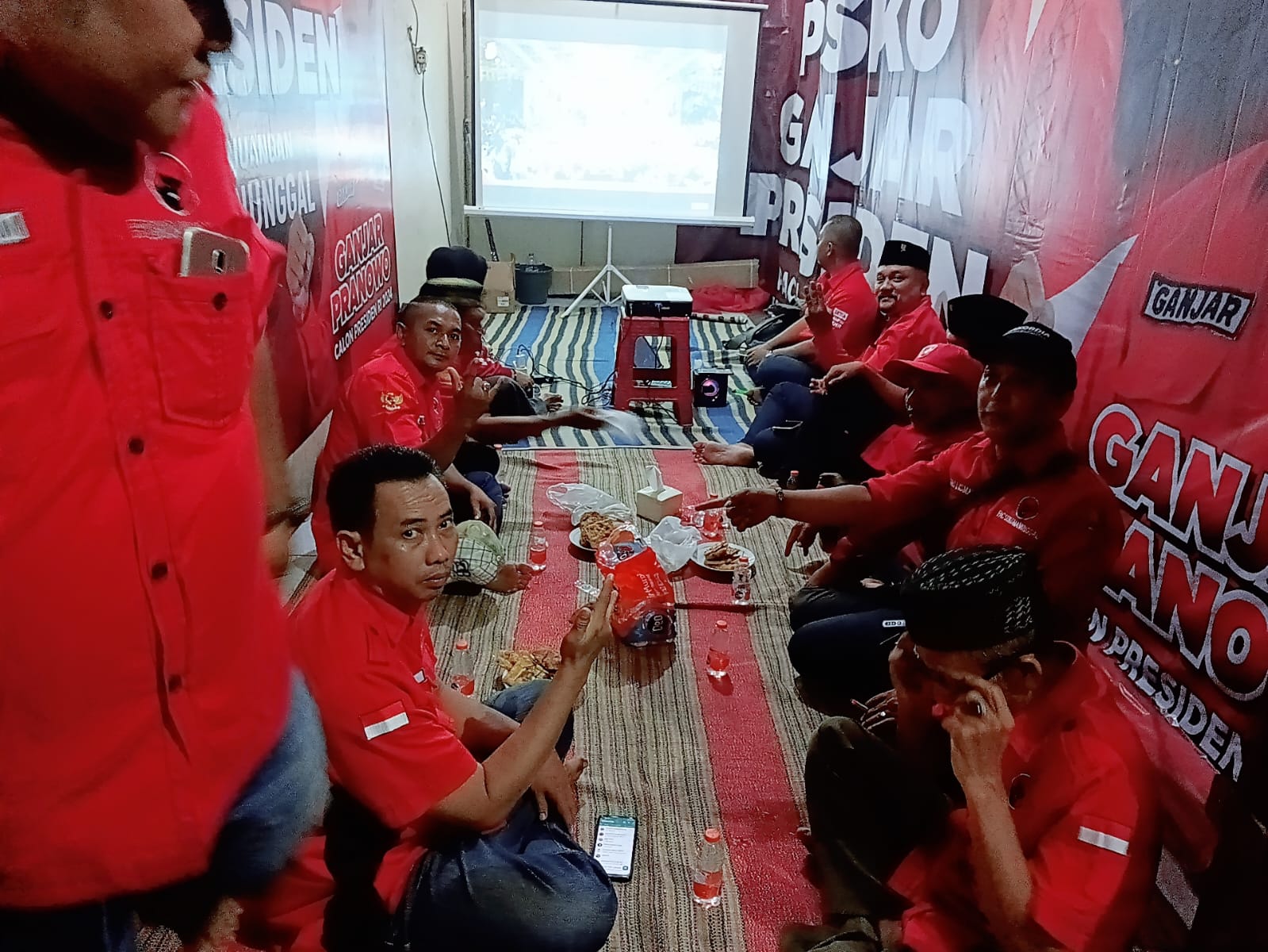 Nonton bareng alias nobar di posko-posko gotong royong Ganjar-Mahfud di berbagai kampung kemarin malam. SP/ALQ