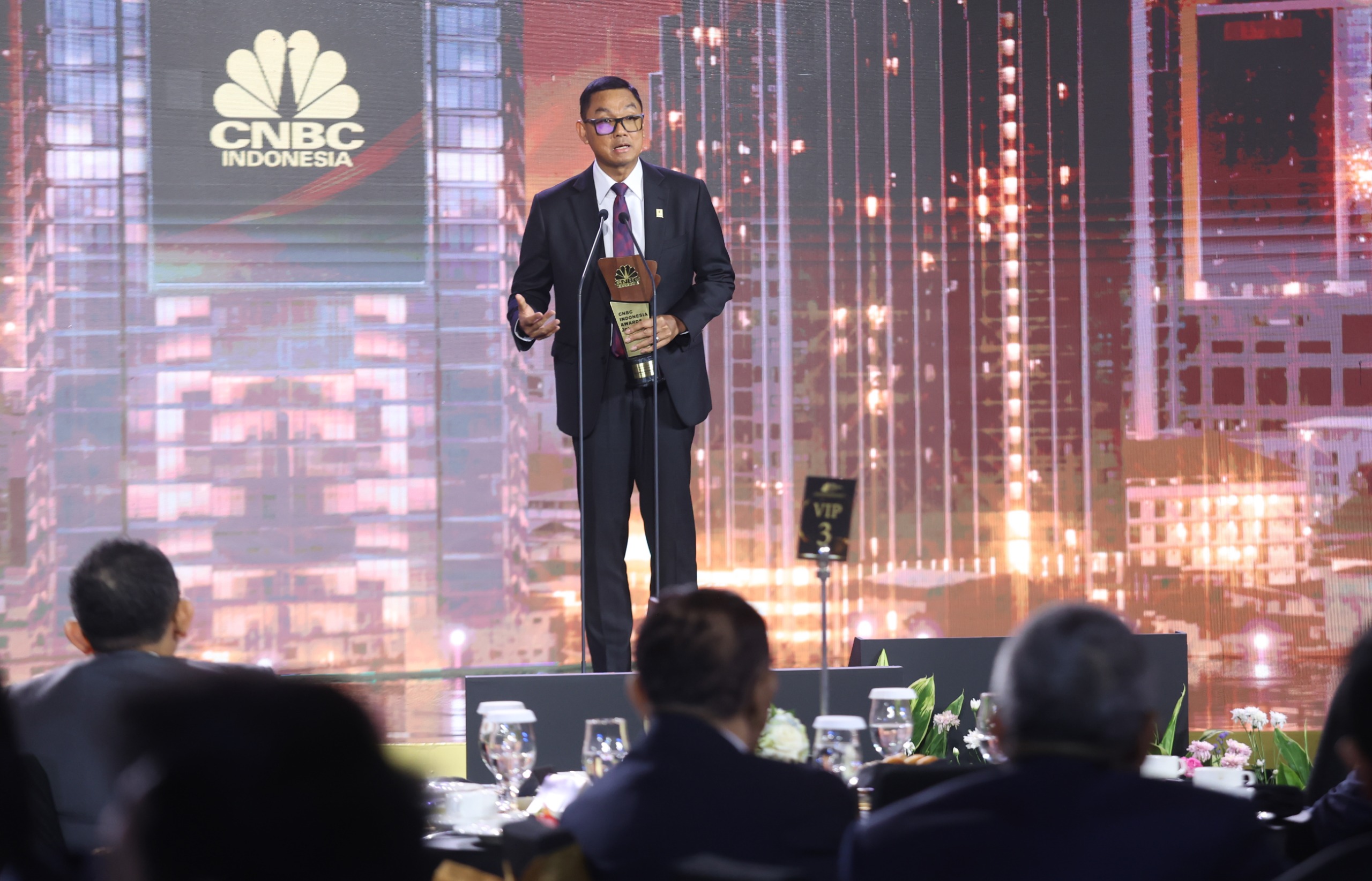 Direktur Utama PLN Darmawan Prasodjo saat menyampaikan speech setelah menerima penghargaan CEO of The Year dua tahun berturut-turut dalam ajang CNBC Indonesia Awards 2023 di Jakarta, Rabu (13/12/2023). Foto/Humas PLN