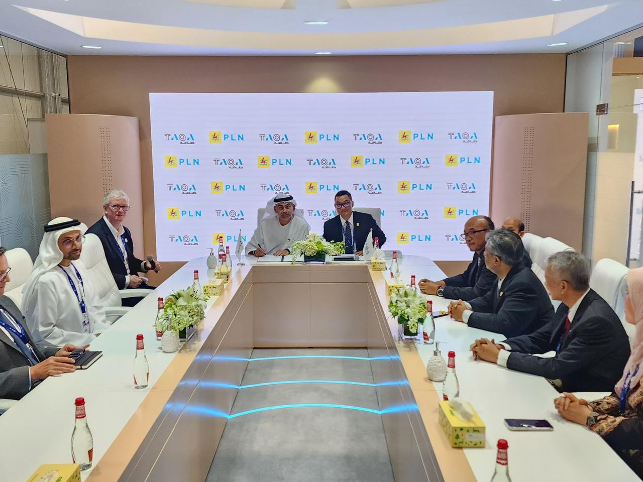 Penandatanganan MoU kerja sama antara PLN dan TAQA dalam mendukung transisi energi di Indonesia oleh Direktur Utama PLN Darmawan Prasodjo (tengah kanan) dan TAQA’s Group CEO and Managing Director Jasim Husain Thabet (tengah kiri) di sela agenda COP28 di D