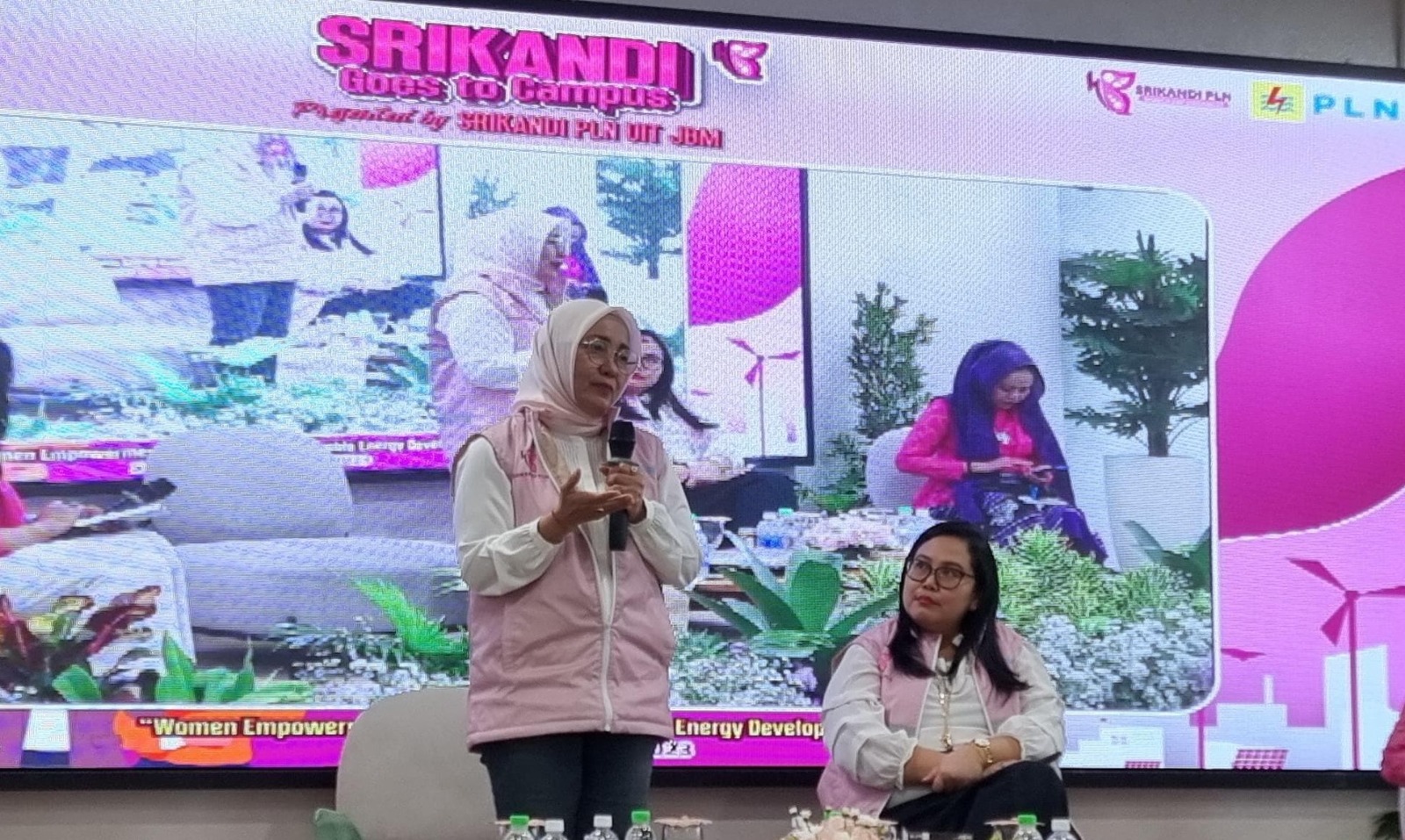 Direktur Utama PT PLN Enjiniring sekaligus Ketua Harian Srikandi PLN Chairani Rachmatullah (kiri) dan VP Strategi Organisasi PLN Sari Indah Damayanti (kanan) pada kegiatan Srikandi Goes to Campus di Universitas Airlangga, Surabaya (4/12). Foto/Humas PLN