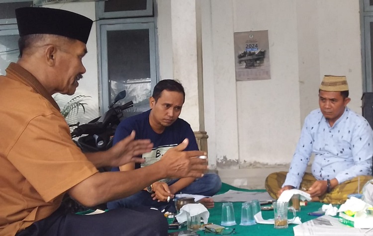 Zaini, Ketua Tim Investigasi, LSM Super Kab, Sumenep, bersama, Ardi dan Kepala Desa Tengedan Mang Ready di Balai Desa Batu putih Sumenep. SP/ Ainur Rahman