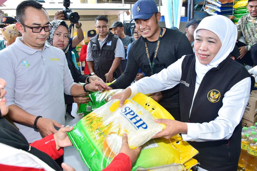Gubernur Khofifah Indar Parawansa saat mengunjungi pasar murah yang masih menjadi satu rangkaian Hari Jadi Pemprov Jatim ke-78, Sabtu, (17/12/2023). SP/Biro Adpim Pemprov Jatim