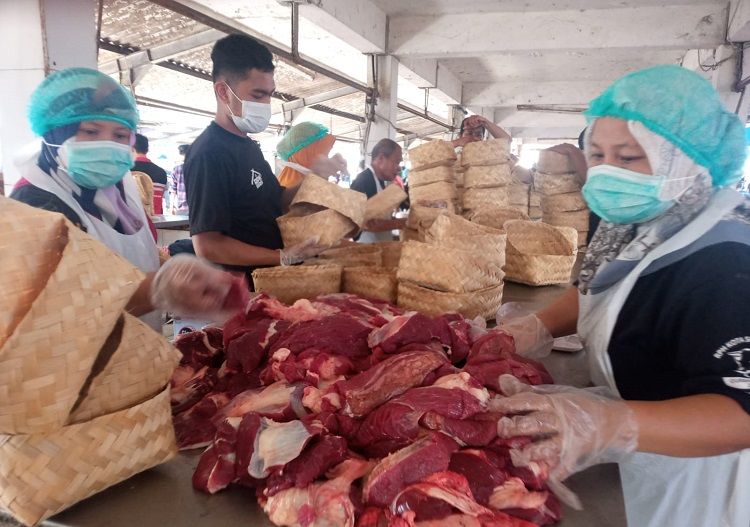 Rumah Potong Hewan Kota Surabaya (RPH) menggelar operasi pasar daging di 4 pasar tradisional. Yaitu Pasar Tambahrejo, Pasar Pucang, Pasar Genteng dan Pasar Soponyono Rungkut mulai 21-30 Desember 2023. SP/ Al Qomarrudin