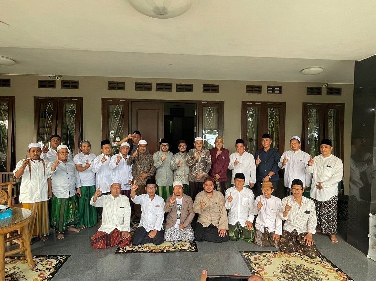 perwakilan dari semua pesantren mainstream maupun pesantren lain, diantaranya Lirboyo , Ploso, Sidogiri, Langitan, alumni Sarang, Nurul Jadid, dll hadir dukung AMIN mendapatkan 60 persen suara Nahdliyin di Jatim. SP/ RIKO