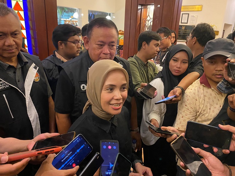 Istri Capres nomor 3 jelajahi dan menikmati kuliner di Jalan Tunjungan, Surabaya. SP/ Aini