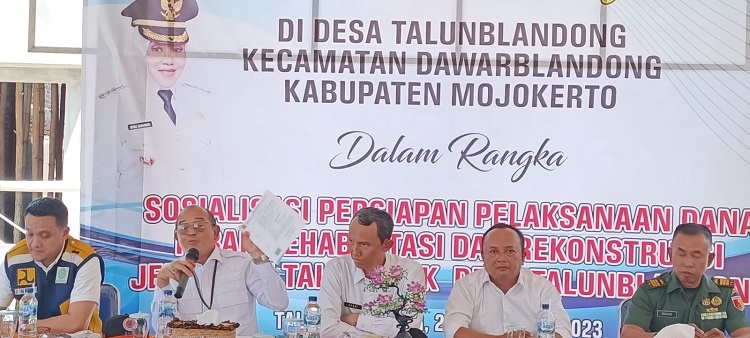 Kepala Pelaksana BPBD Kabupaten Mojokerto, Yo'ie Afrida Soesetyo Djati didampingi Plt Asisten Perekonomian dan Pembangunan, Kadis PUPR serta Forkopimca. SP/ DWI