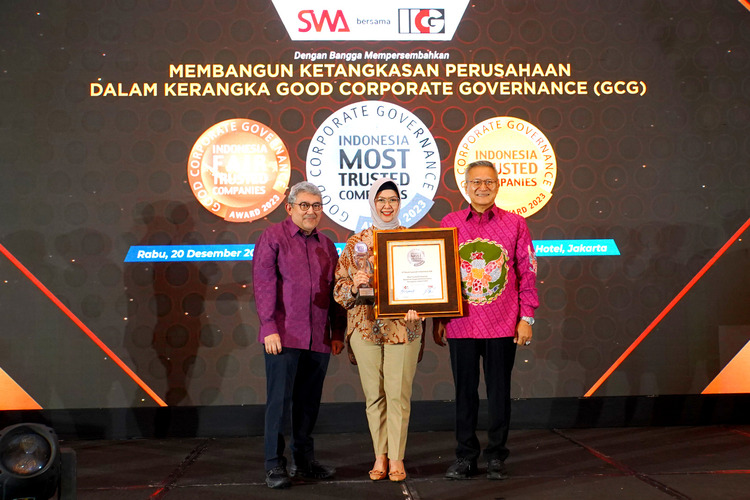 Direktur Compliance & Human Capital PT Bank Syariah Indonesia Tbk Tribuana Tunggadewi (Batik Tengah) menerima penghargaan yang diserahkan oleh Pemimpin Redaksi Majalah SWA Kemal Effendi Gani (Batik Kiri), Rabu (20/12/2023). SP/ BSI