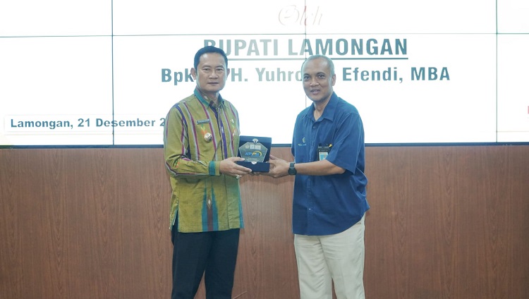 Penyerahan Daftar Isian Pelaksanaan Anggaran atau DIPA dan Daftar Alokasi Transfer ke Daerah (TKD) Tahun anggaran 2024 kepada Organisasi Perangkat Daerah dan Satuan Kerja Wilayah Kabupaten Lamongan, Kamis (21/12/2023). SP/ MUHAJIRIN