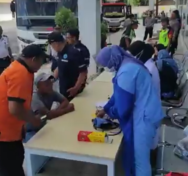 Petugas mengumpulkan sampel tes urine dari para awak bus dan angkutan umum di terminal Patria Kota Blitar. SP/Lestariono 