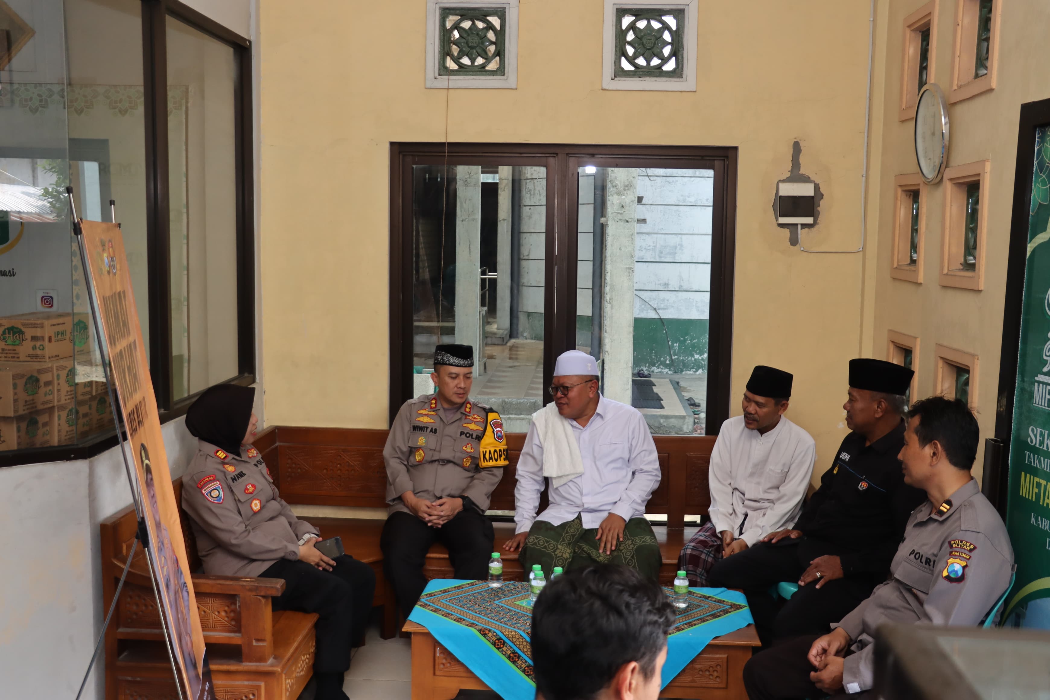 Kapolres Blitar yang baru AKBP Wiwit Adi Satria SH S.IK MT saat melakukan Jumat Curhat. SP/Lestariono
