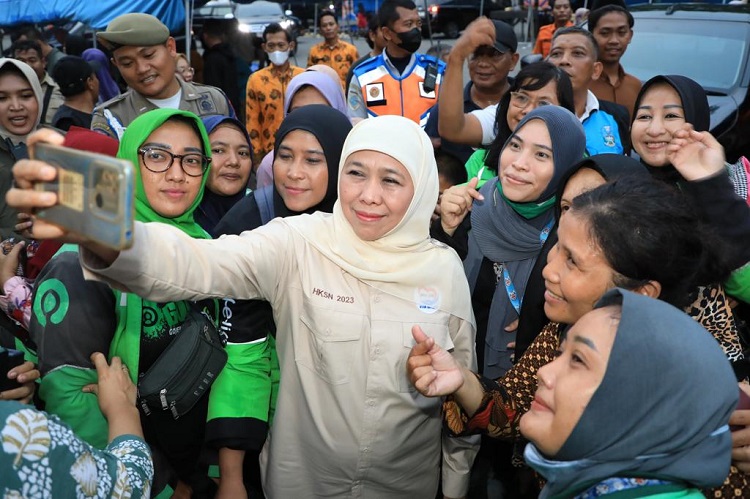 Gubernur Jawa Timur, Khofifah Indar Parawansa saat bersama warga sekitar. SP/ Pemprov Jatim