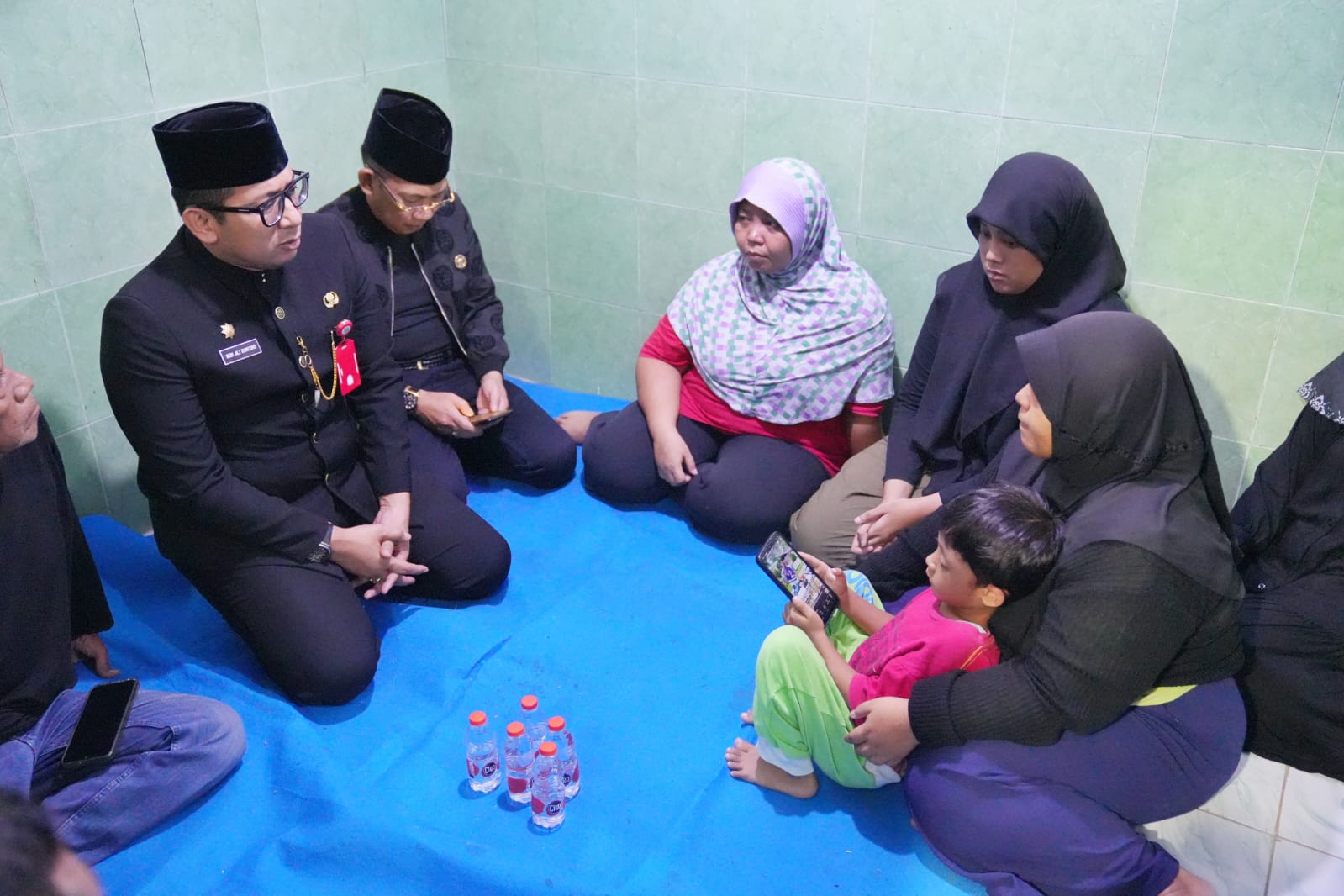 Mas Pj Ali Kincoro saat takziah ke rumah pasutri korban tersengat listrik saat hujan deras