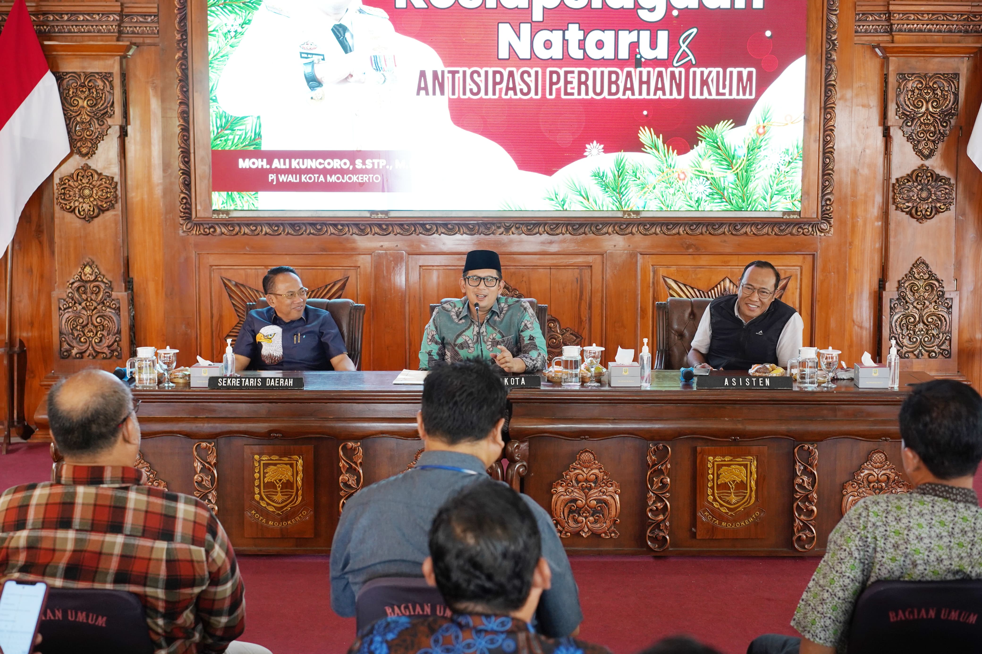 Pj Wali Kota Mojokerto Ali Kuncoro saat memimpin rapat kesiapsiagaan Nataru dan perubahan iklim