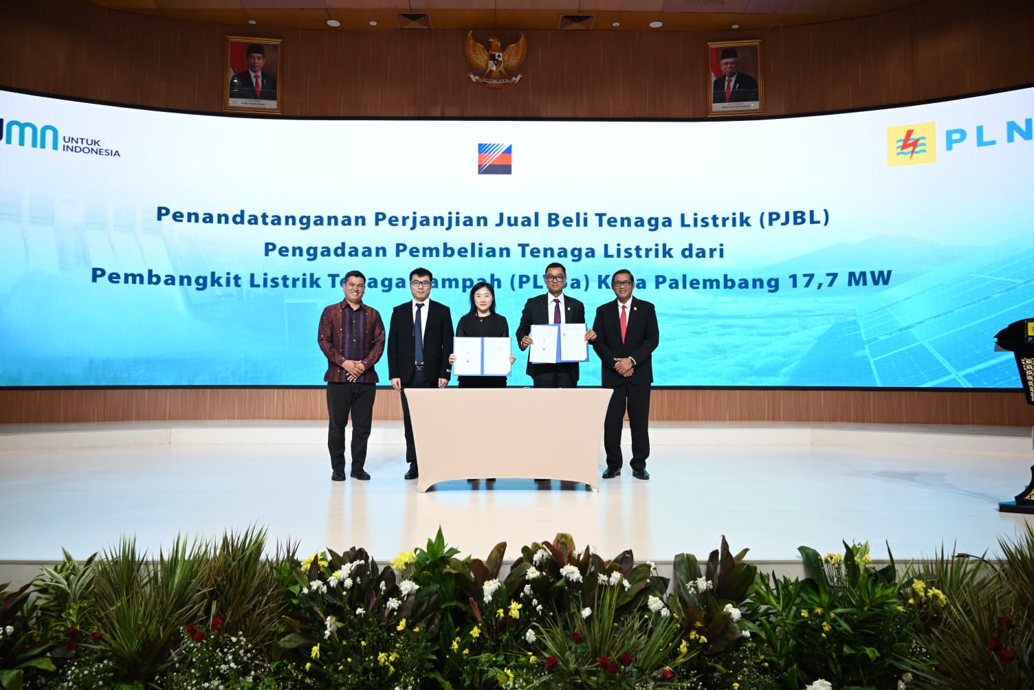 Penandatanganan Perjanjian Jual Beli Listrik (PJBL) Pembangkit Listrik Tenaga Sampah (PLTSa) Kota Palembang 17,7 megawatt (MW) antara Dirut PLN, Darmawan Prasodjo (kedua dari kanan) dan Presiden Direktur PT Indo Green Power, Shao Jianli (tengah). Foto/Hum