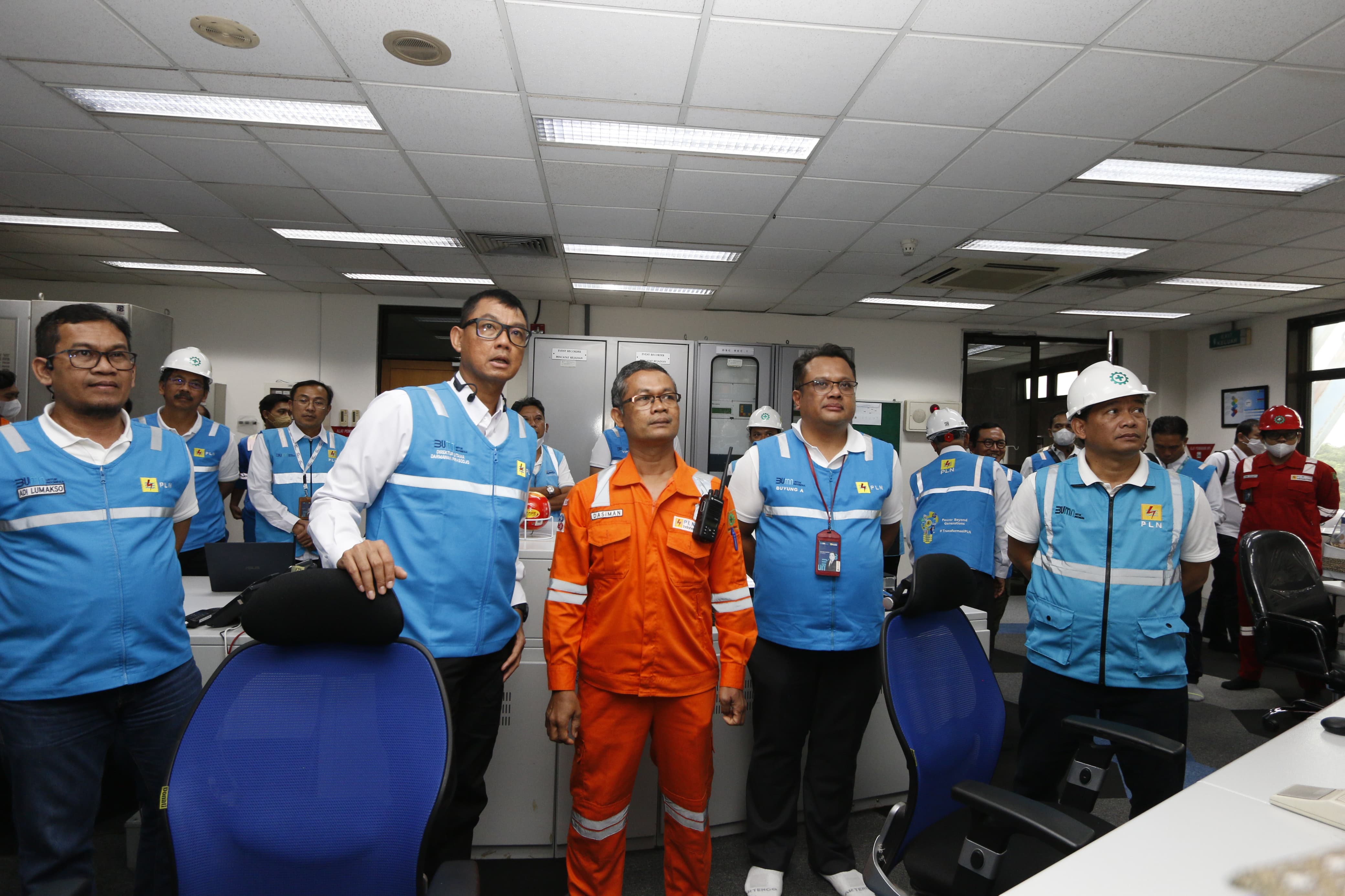 Dirut PLN Darmawan Prasodjo (dua dari kiri) didampingi Direktur Pembangkitan PLN Adi Lumakso (kiri) saat memantau kesiapan pembangkit yang beroperasi untuk kebutuhan listrik di Jakarta saat perayaan Natal 2023. Foto/Humas PLN