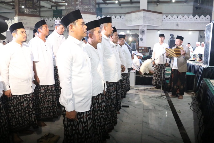Bupati Fandi Akhmad Yani saat mengukuhkan kepengurusan Bakohumas Gresik di sela-sela acara Gresik Bershalawat semalam, di Masjid Agung Gresik, Rabu (27/12/2023). SP/Grs