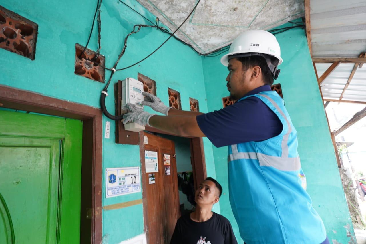 Petugas PLN melakukan penggantian kWh meter ke smart meter di salah satu rumah pelanggan, Fahri (34) di Tebet, Jakarta Selatan. Foto/Humas PLN