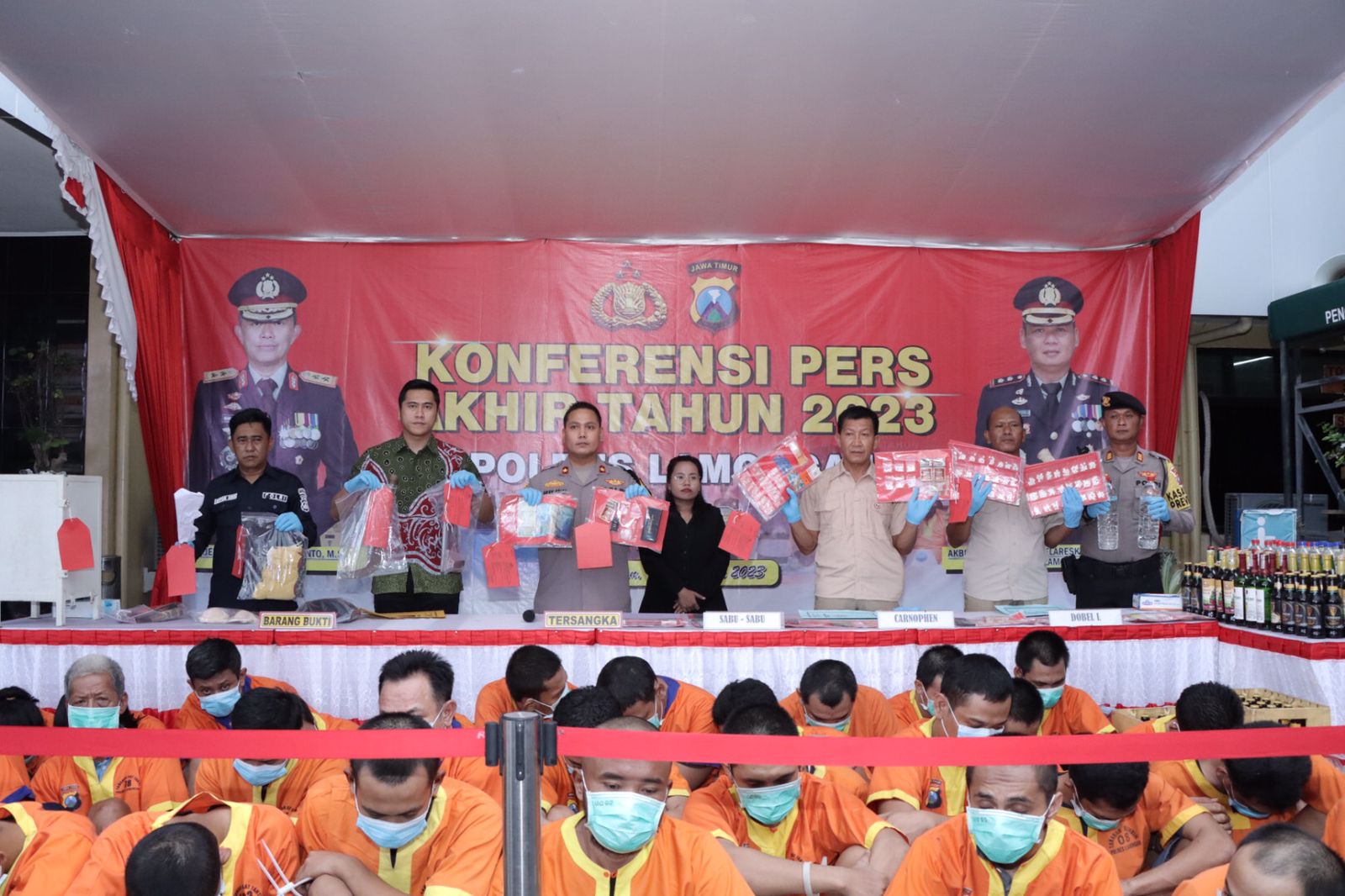Wakapolres Lamongan bersama jajarannya menunjukan barang bukti kejahatan tindak pidana bersama para tersangka dalam rilis nya.

FOTO:SP/MUHAJIRIN 