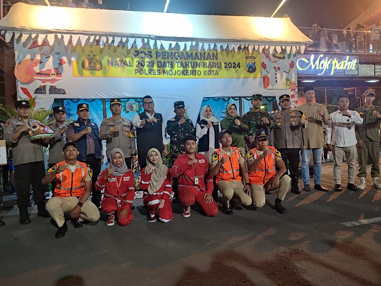 Bupati Mojokerto Ikfina Fahmawati bersama Penjabat (Pj) Wali Kota Mojokerto Moh. Ali Kuncoro dan jajaran Forkopimda Mojokerto Raya meninjau langsung beberapa Pos Pengamanan (Pospam) dan Pos Pelayanan (Posyan) Nataru 2024