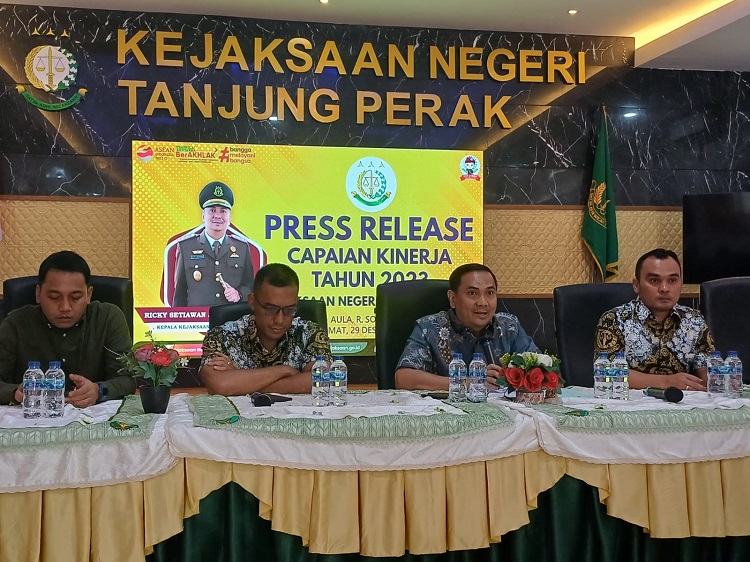 Kejaksaan Negeri (Kejari) Tanjung Perak saat mengungkap tindak pidana korupsi. SP/ BUDI