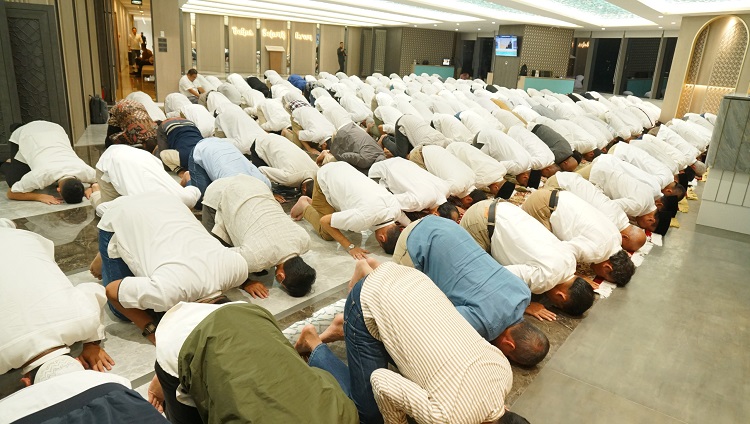 Seluruh pegawai BSI melaksanakan sujud  serentak di cabang seluruh Indonesia, Hal ini dilakukan sebagai bentuk rasa syukur atas capaian di tahun 2023, Minggu (31/12/2023). SP/ BSI