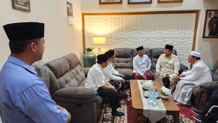 Calon Presiden (Capres) nomor urut 2, Prabowo Subianto saat berkunjung dan sowan ke Pondok Pesantren Zainul Hasan Genggong, Probolinggo, Jawa Timur, Selasa (02/01/2024).SP/ RIKO