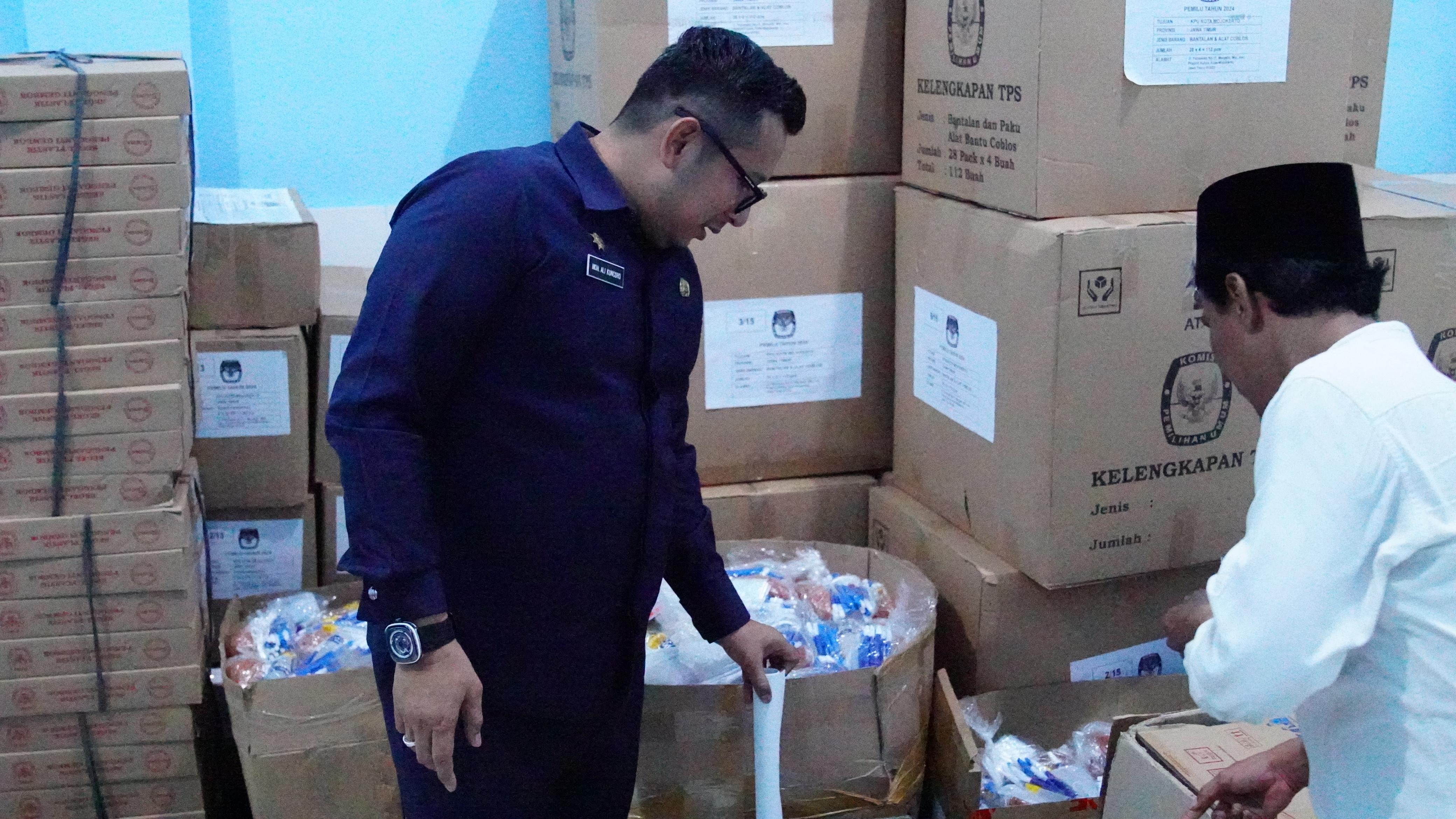 Pj Wali Kota Mojokerto M. Ali Kuncoro saat mengecek logistik pemilu 2024 bersama Ketua KPU Kota Mojokerto
