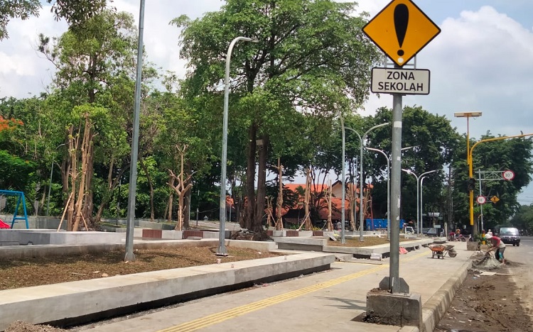 Penampakan revitalisasi embangunan proyek Alun-alun Sidoarjo yang masih terkendala dan molor, Kamis (04/01/2024). SP/ Hikmah