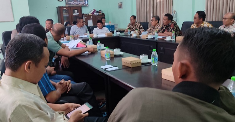 Rapat dengan pendapat (RDP) Komisi C DPRD Jombang dengan warga dan dinas, terkait proyek DAK integrasi program pengentasan kawasan kumuh, Kamis (4/1/2024). SP/SAREP