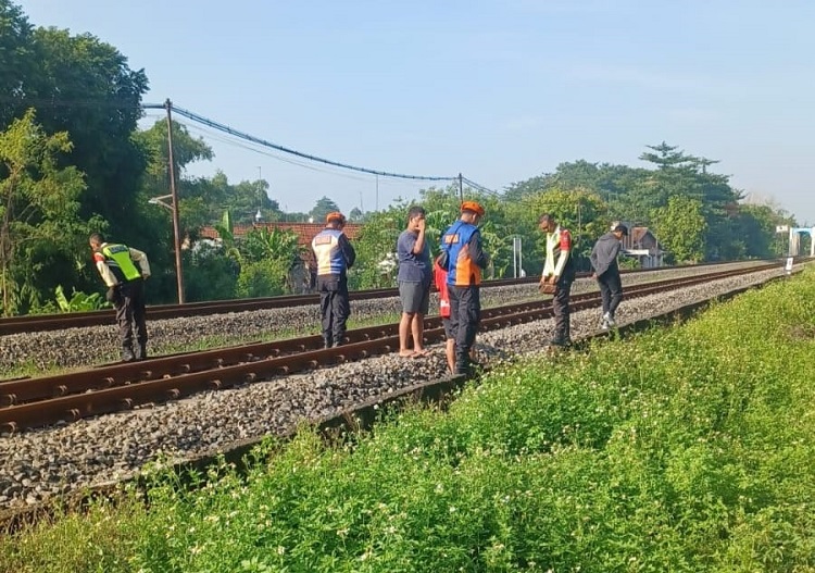 Lokasi korban bunuh diri di perlintasan KA Dusun Jambu, Desa Jabon, Kamis (04/01/2024). SP/ SAREP