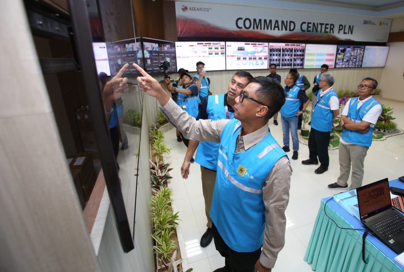Direktur Utama PLN Darmawan Prasodjo memantau langsung pengaturan kelistrikan untuk gelaran KTT ASEAN dari Command Center PLN di Labuan Bajo pada Mei lalu. Foto/Humas PLN