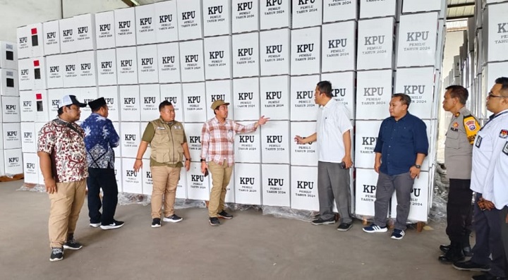 Peninjauan surat suara di Gudang KPU Probolinggo