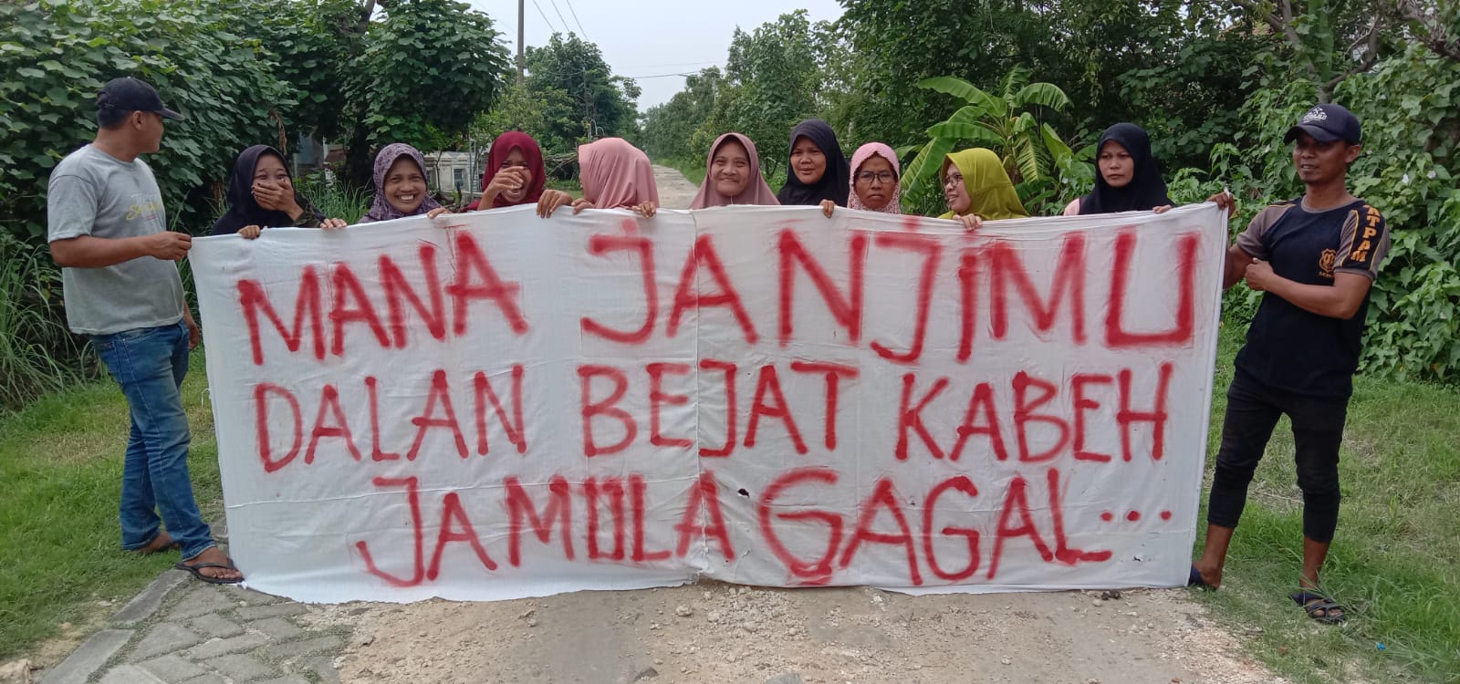 Warga yang kebanyakan emak-emak ini turun aksi tagih janji bupati karena jalan di desanya rusak parah.

FOTO:SP/IST