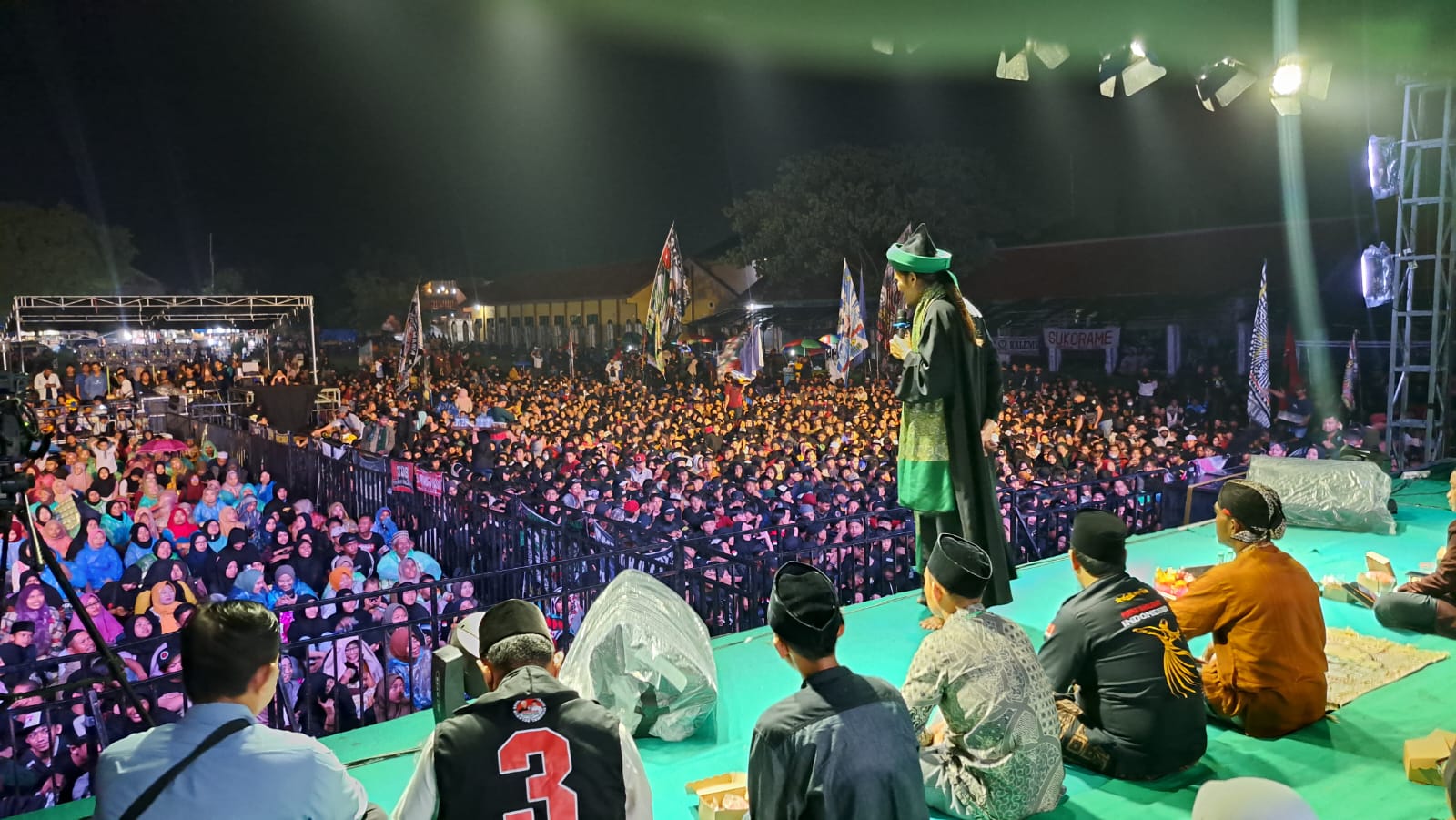 Belasan ribu warga di belahan selatan Lamongan ini menikmati alunan shalawat yang digelar oleh relawan kiai muda Jatim ini. 

FOTO:SP/MUHAJIRIN