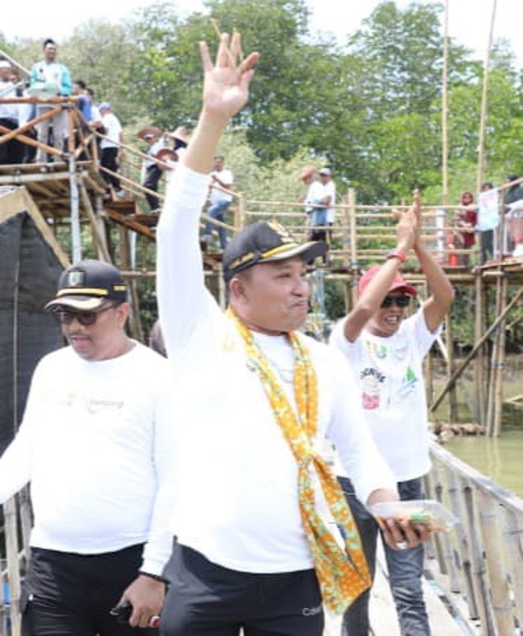 Bupati Sampang selalu dekat dan melambaikan tangan kepada warganya, Senin (08/01/2024). SP/ GAN