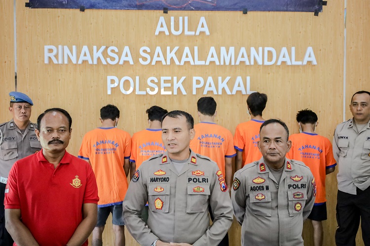 Polrestabes Surabaya saat mengamankan keenam pelaku aksi tawuran. SP/ AL Qomaruddin