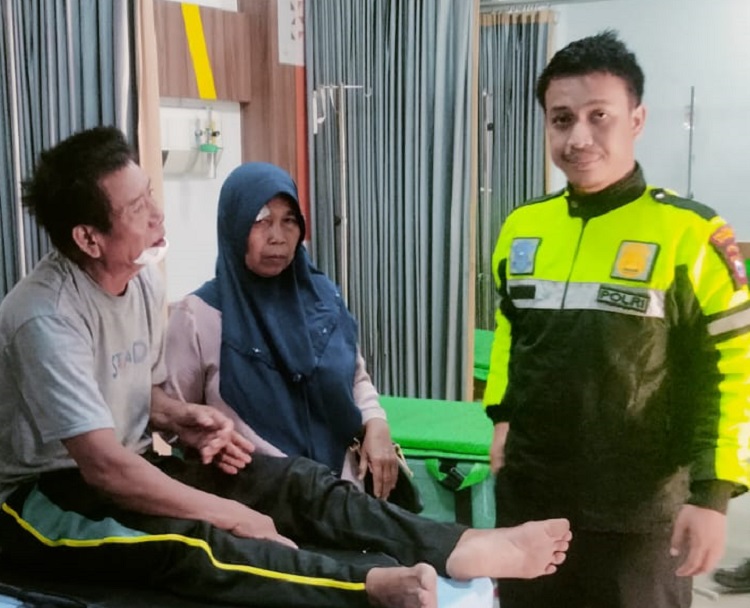 Kanit Lantas Polresta Sidoarjo Kompol Ony Purnomo SH, S.I.K saat mengantarkan salah satu korban yang terluka ke RSUD Sidoarjo untuk mendapatkan perawatan medis, Kamis (11/01/2024). SP/ HIKMAH