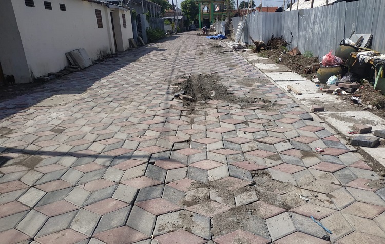 Salah satu proyek Dinas Perumahan dan Permukiman di Desa Jombang yang tidak dilengkapi papan informasi. SP/ SAREP