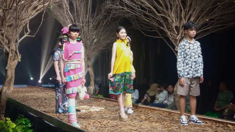 Salah satu karya desain peragaan busana, berkolaborasi dengan ANDIMA Management. SP/ AINI