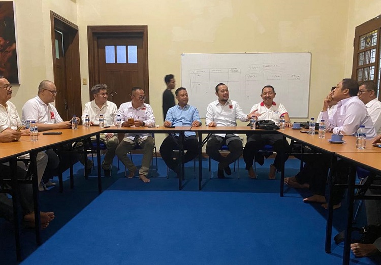 Bahas strategi khusus, jajaran pengurus DPD Pro Jokowi (Projo) Jawa Timur bertemu dengan pengurus TKD Jatim Prabowo-Gibran, Senin (15/01/2024). SP/ RIKO