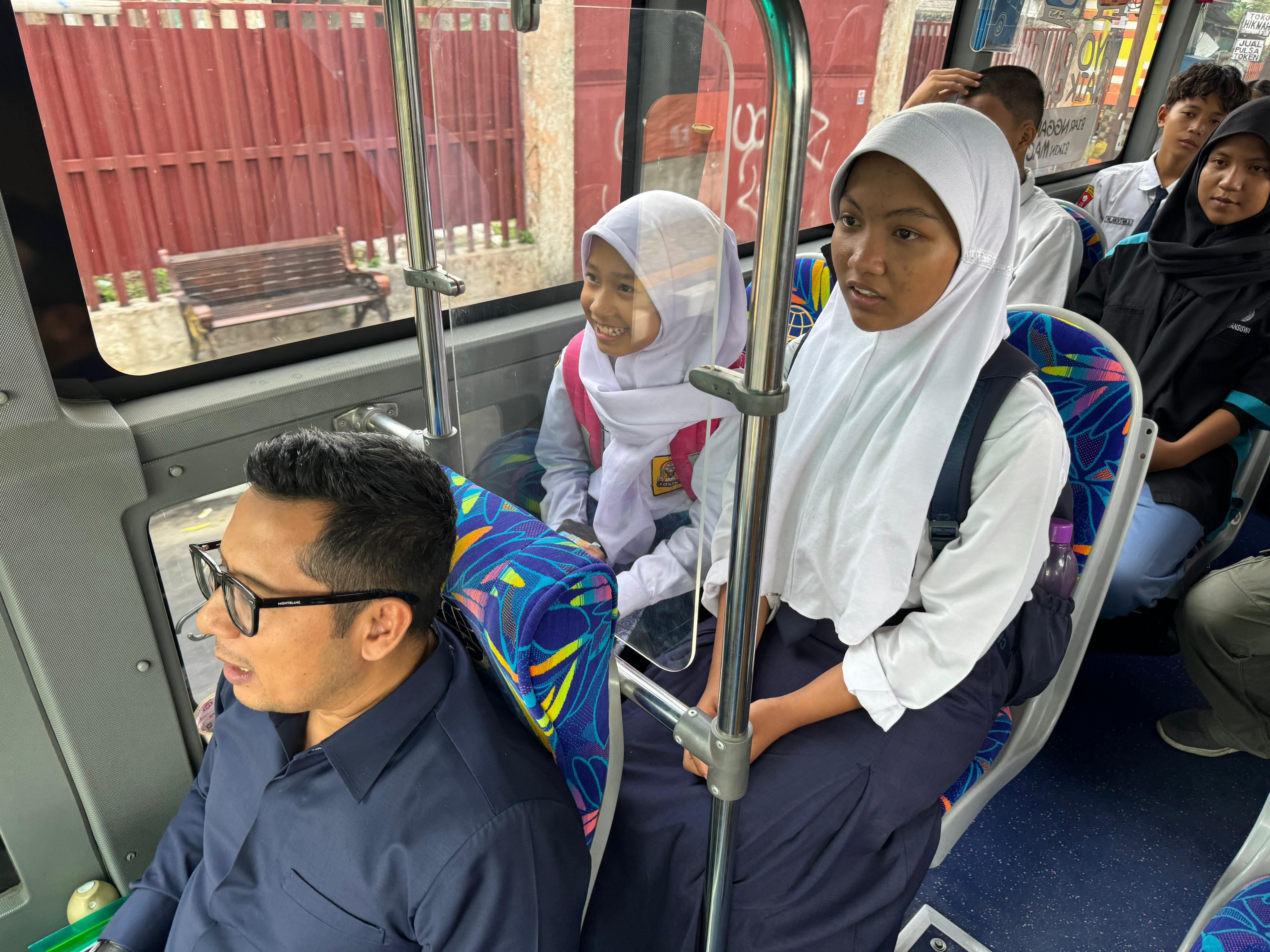 Pj Wali Kora Moh Ali Kuncoro saat mencoba kemudi bus aekolah gratis trayek MPP - Sekarputih