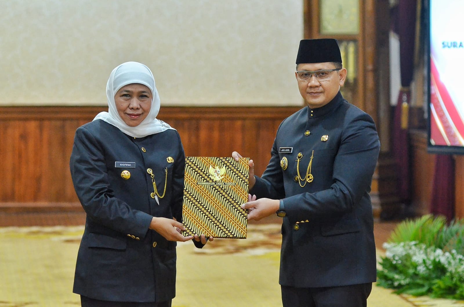 Gubernur Jatim Khofifah Indar Parawansa menyerahkan Surat Keputusan (SK) Menteri Dalam Negeri kepada PJ Walikota Batu Aries Agung Paewai, di gedung Negara Grahadi, Surabaya, Kamis (18/1/2024). Sp/Arlana